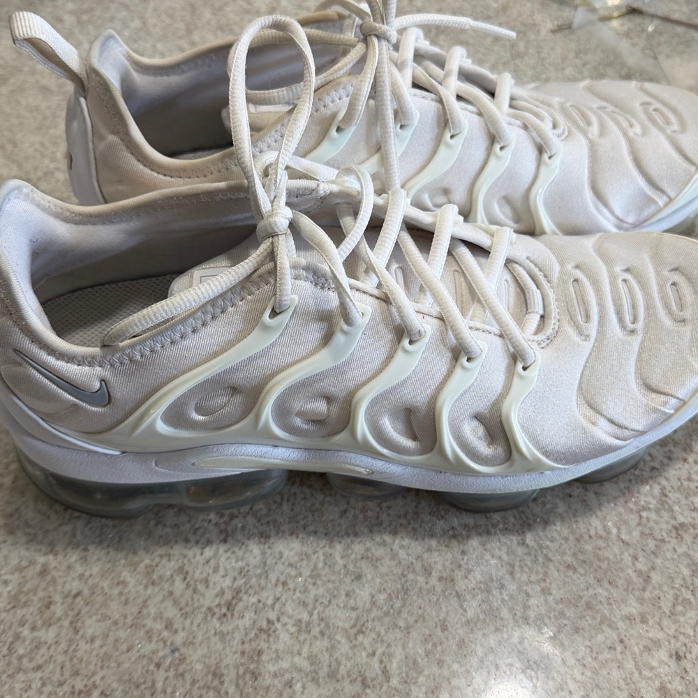 Nike Air VaporMax Plus Sneakers White Sz 9 Athletic Running Shoes - Picture 2 of 8